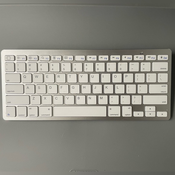 Ultra-Slim Bluetooth Keyboard for iPad - Picture 1 of 7